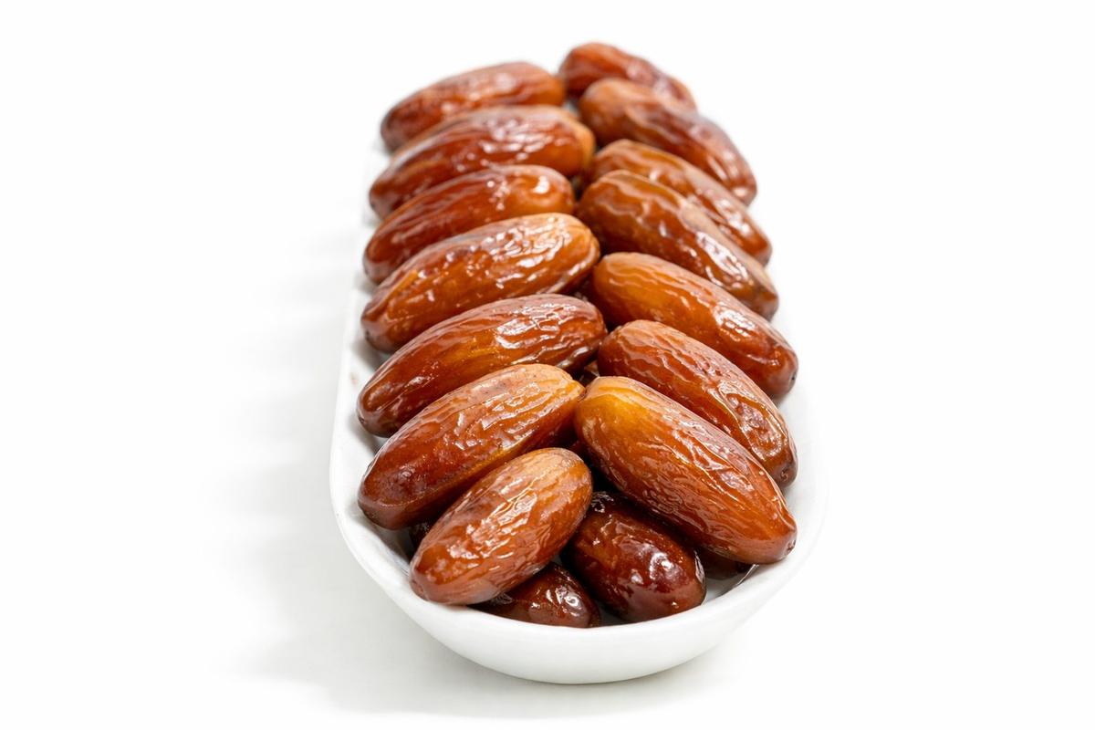 Loose Tunisian Deglet Nour dates in bulk